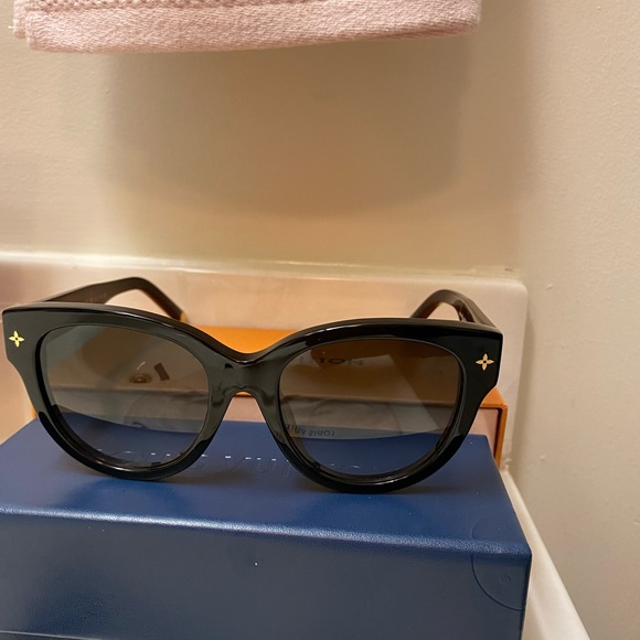 LOUIS VUITTON MONOGRAM ROUND SUNGLASSES BRAND NEW BLACK ! GOLD DETAILED STARS - Picture 8 of 8